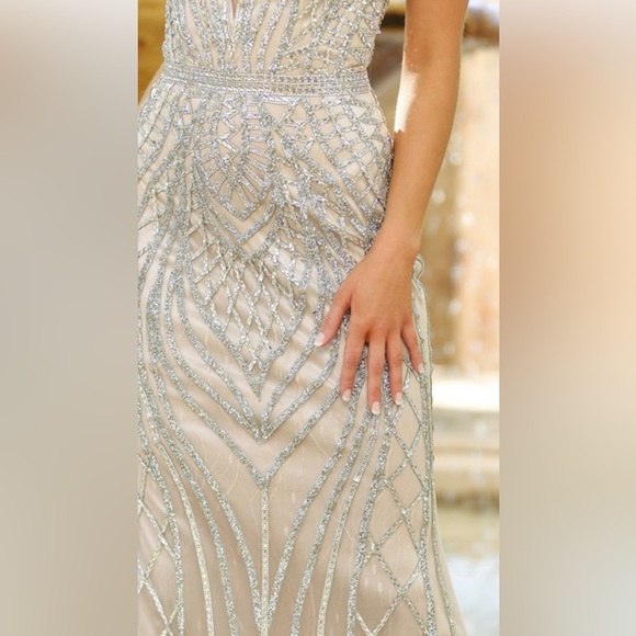 Elegant gown - Picture 6 of 6